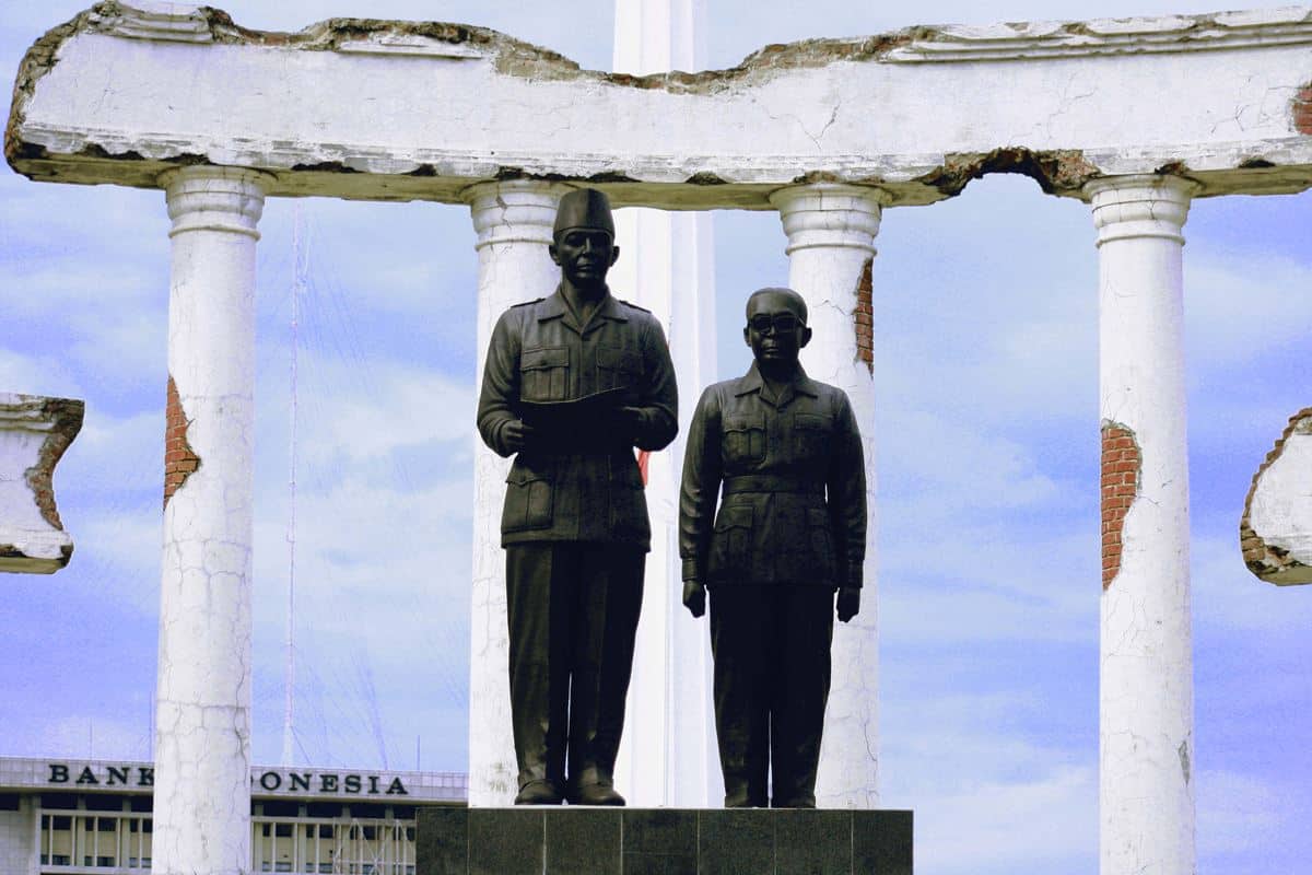 1. Patung Sura dan Baya, 2. Patung Soekarno-Hatta (Monumen Tugu Pahlawan), 3. Monumen Jalesveva Jayamahe, 4. Patung Karapan Sapi, 5. Monumen Gubernur Suryo, 6. Monumen Wira Surya Agung, 7.Monumen Ronggolawe, 8. Monumen Jenderal Sudirman, 9. Monumen Bambu Runcing, 10. Patung Dewi Kwan Im (Klenteng Sanggar Agung)