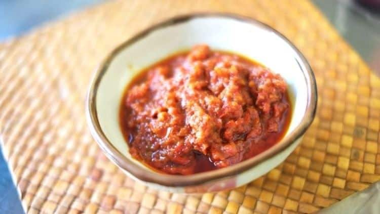 Sambal Bakasang, 1. Cakalang Fufu, 2. Sambal Roa, 3. Dabu-Dabu, 4. Sambal Bakasang, 5. Nasi Kuning Saroja, 6. Perkedel Nike, 7. Kawok, 8. Paniki, 10. Pisang Goreng Sambal