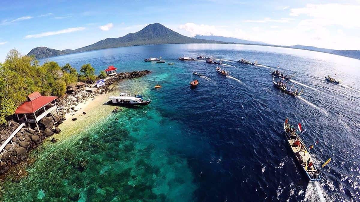 Teluk Jailolo, 1. Pulau Dodola, 2. Kedaton Kesultanan Tidore, 3. Benteng Tolukko, 4. Teluk Jailolo, 5. Danau Laguna, 6. Pantai Sulamadaha, 7. Danau Galela, 8. Gunung Gamalama, 9. Landmark Ternate, 10. Pulau Widi