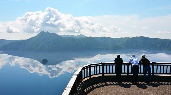 mashu lake, 1. Arashiyama Bamboo Grove, 2. Nachi Falls, 3. Danau Mashu, 4. Yuki no Otani, 5. Shukkeien Garden, 6. Tottori Sand Dunes, 7. Takachiho Gorge