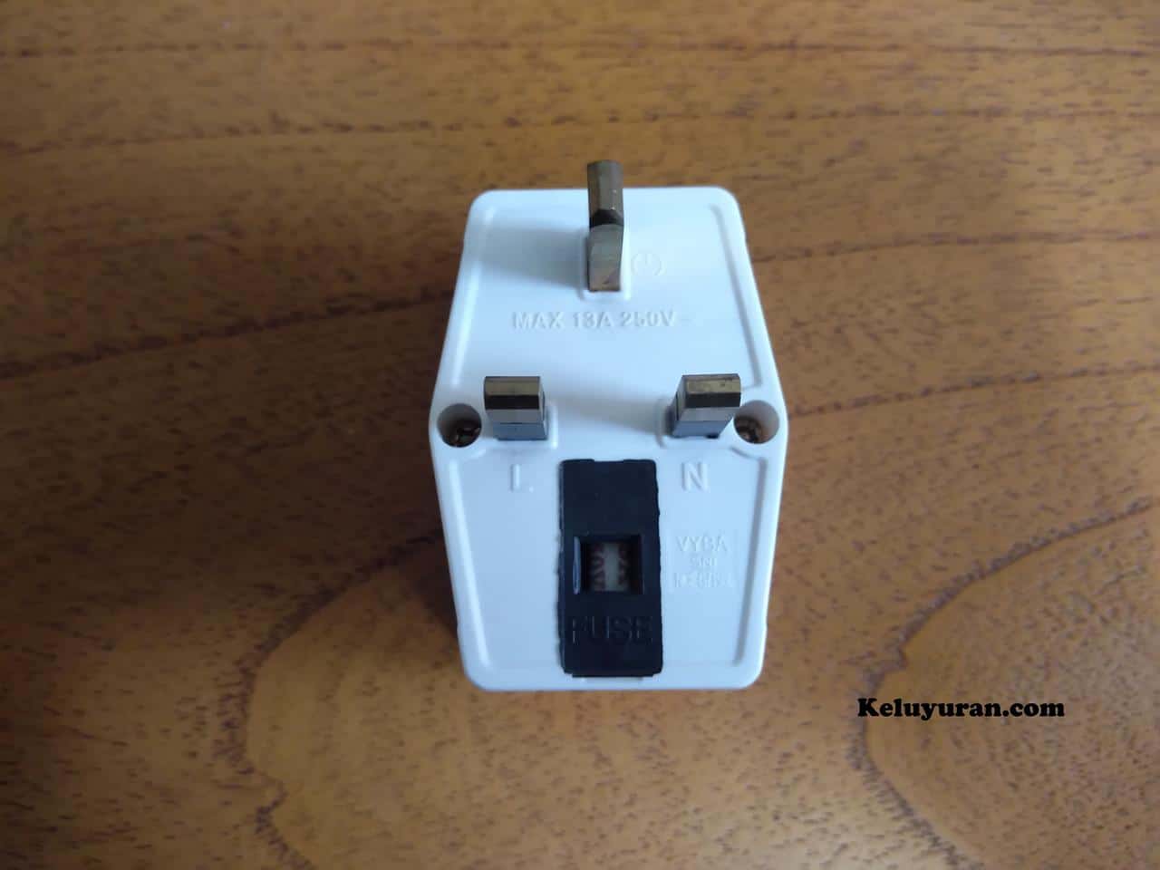 colokan tiga kaki, 1. Dokumen Perjalanan, 2. Uang Tunai, 3. Botol Air Minum, 4. Adaptor, 5. Pakaian & Alas Kaki yang Nyaman, 6. Alat Sholat, 7. Obat Pribadi, 8. Payung Lipat, 9. Topi dan Kacamata Hitam, 10. Tabir Surya
