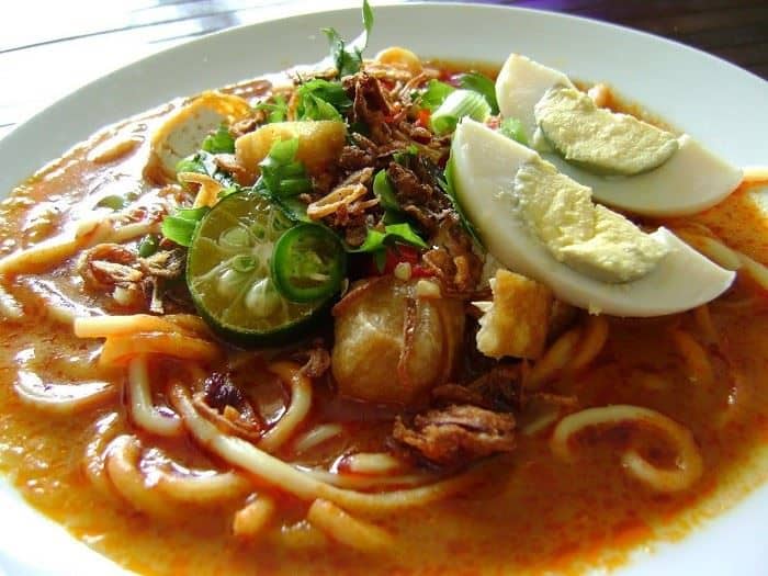 Mee Jawa, 1. Curry Powder Carrot Cake, 2. Mee Laksa, 3. Nasi Lemak, 4. Fried Carrot Cake, 5. Lontong Singapura, 6. Nasi Ayam Hainan, 7. Ma Bo Lor Mee, 8. Mee Jawa, 9. Chicken Rise and Noodle, 10. Roti Prata (Pharata)