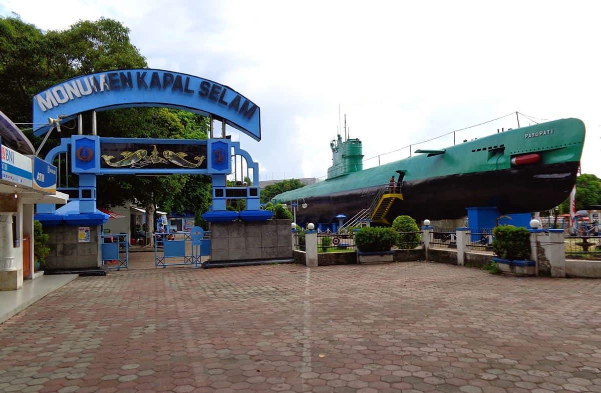 1. Kebun Binatang Surabaya, 2. Hutan Bambu Keputih, 3. Kenjeran Park (Kenpark), 4. Ciputra Waterpark, 5. Surabaya North Quay, 6. Monumen Kapal Selam, 7. Ekowisata Mangrove Wonorejo, 8. Suroboyo Carnival Park, 9. House of Sampoerna, 10. Museum Surabaya