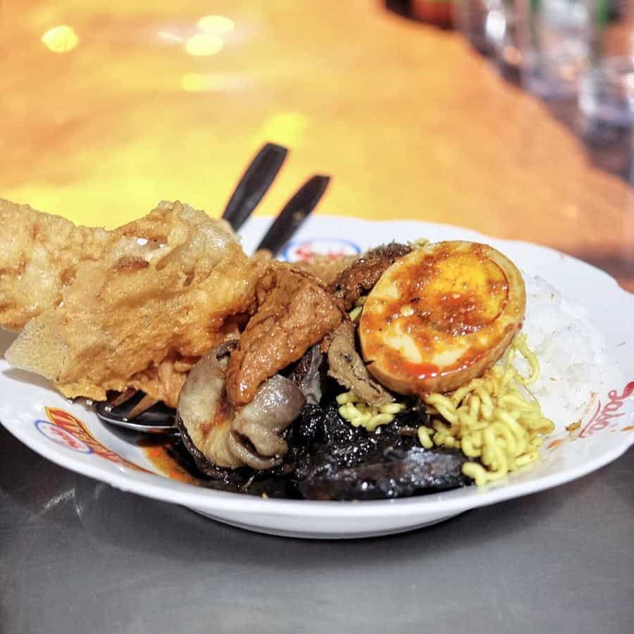 1. Rujak Cingur, 2. Lontong Kupang, 3. Semanggi, 4. Lontong Balap, 5. Tahu Tek, 6. Lontong Mie, 7. Rawon, 8. Tahu Campur, 9. Nasi Cumi, 10. Pecel