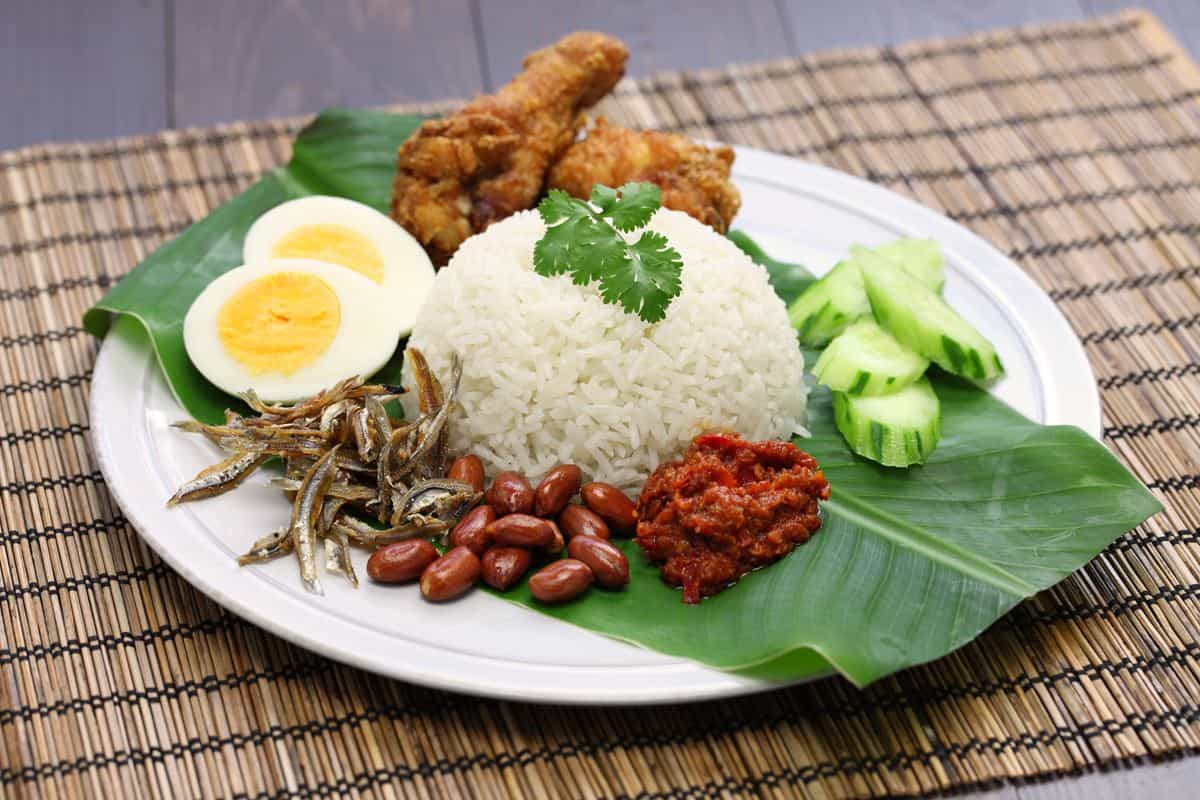 1. Nasi Ayam Hainan, 2. Laksa, 3. Roti Prata, 4. Rojak, 5. Kaya Toast, 6. Hokkien Prawn Mie, 7. Mee Jawa, 8. Nasi Lemak, 9. Kari Kepala Ikan, 10. Chilli Crab (Kepiting Cabai)