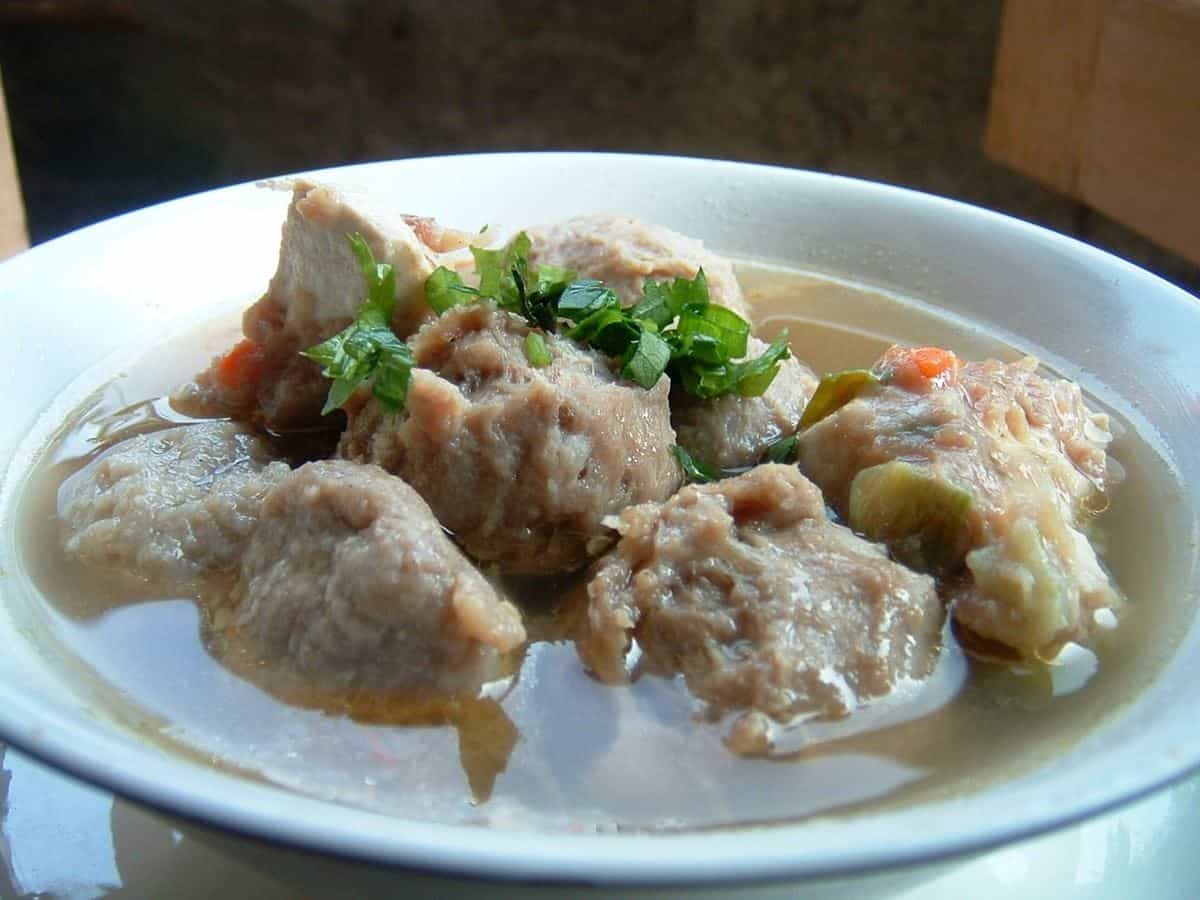 1. Lontong Medan, 2. Soto Medan, 3. Bihun Bebek, 4. Mi Gomak, 5. Kari Bihun Tabona, 6. Bakso Lembu, 7. Kwetiau Goreng Porsea, 8. Rujak Kolam, 9. Kolak Durian, 10. Es Krim Tip Top