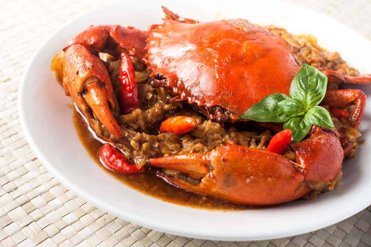 1. Nasi Ayam Hainan, 2. Laksa, 3. Roti Prata, 4. Rojak, 5. Kaya Toast, 6. Hokkien Prawn Mie, 7. Mee Jawa, 8. Nasi Lemak, 9. Kari Kepala Ikan, 10. Chilli Crab (Kepiting Cabai)