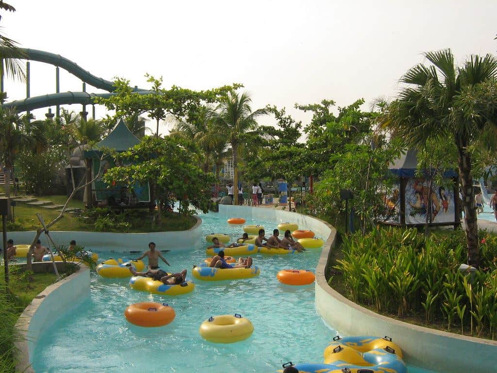 1. Kebun Binatang Surabaya, 2. Hutan Bambu Keputih, 3. Kenjeran Park (Kenpark), 4. Ciputra Waterpark, 5. Surabaya North Quay, 6. Monumen Kapal Selam, 7. Ekowisata Mangrove Wonorejo, 8. Suroboyo Carnival Park, 9. House of Sampoerna, 10. Museum Surabaya