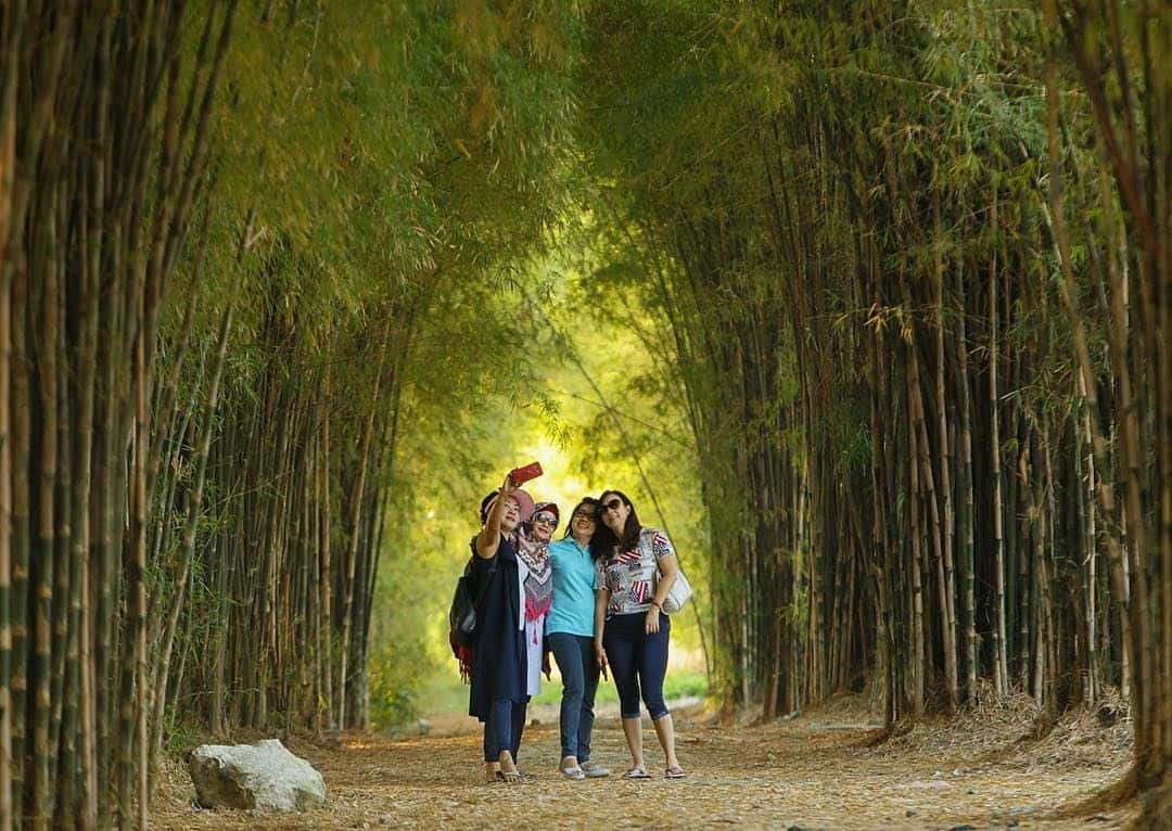 1. Kebun Binatang Surabaya, 2. Hutan Bambu Keputih, 3. Kenjeran Park (Kenpark), 4. Ciputra Waterpark, 5. Surabaya North Quay, 6. Monumen Kapal Selam, 7. Ekowisata Mangrove Wonorejo, 8. Suroboyo Carnival Park, 9. House of Sampoerna, 10. Museum Surabaya