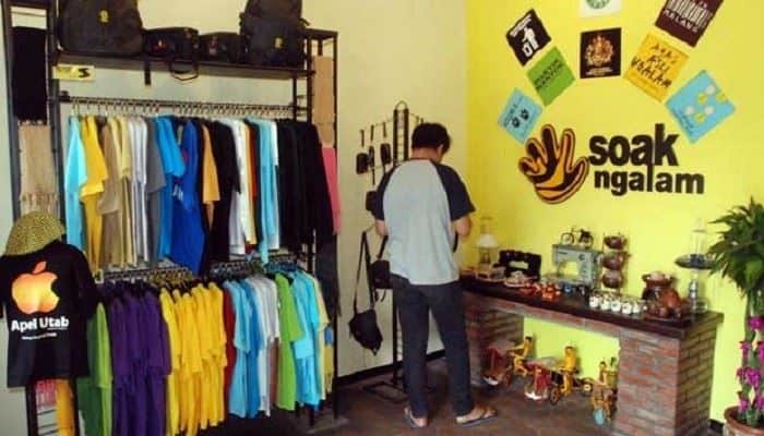 Kaos Soak Ngalam, 1. Keripik Apel, 2. Malang Strudel, 3. Pia Mangkok, 4. Keripik Ceker, 5. Keripik Tempe, 6. Bakpao Telo, 7. Bakpao Sayang, 8. Ledre Pisang Bangka, 9. Kaos Soak Ngalam, 10. Keramik Dinoyo