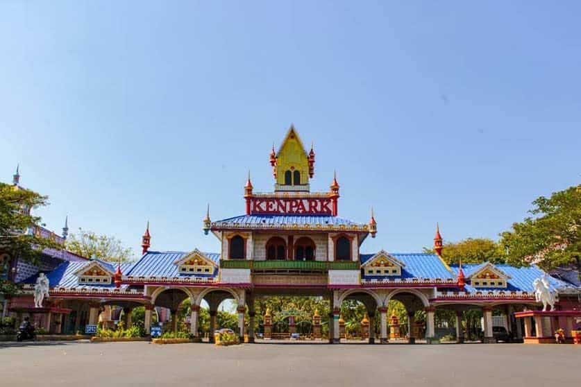 1. Kebun Binatang Surabaya, 2. Hutan Bambu Keputih, 3. Kenjeran Park (Kenpark), 4. Ciputra Waterpark, 5. Surabaya North Quay, 6. Monumen Kapal Selam, 7. Ekowisata Mangrove Wonorejo, 8. Suroboyo Carnival Park, 9. House of Sampoerna, 10. Museum Surabaya