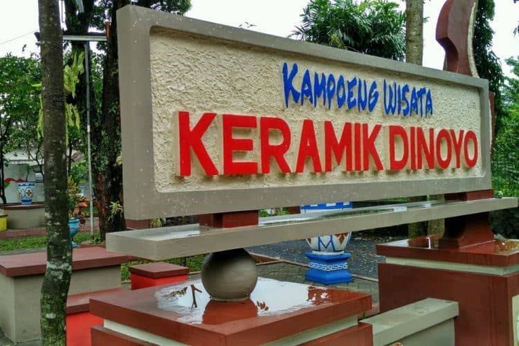 Keramik Dinoyo, 1. Keripik Apel, 2. Malang Strudel, 3. Pia Mangkok, 4. Keripik Ceker, 5. Keripik Tempe, 6. Bakpao Telo, 7. Bakpao Sayang, 8. Ledre Pisang Bangka, 9. Kaos Soak Ngalam, 10. Keramik Dinoyo