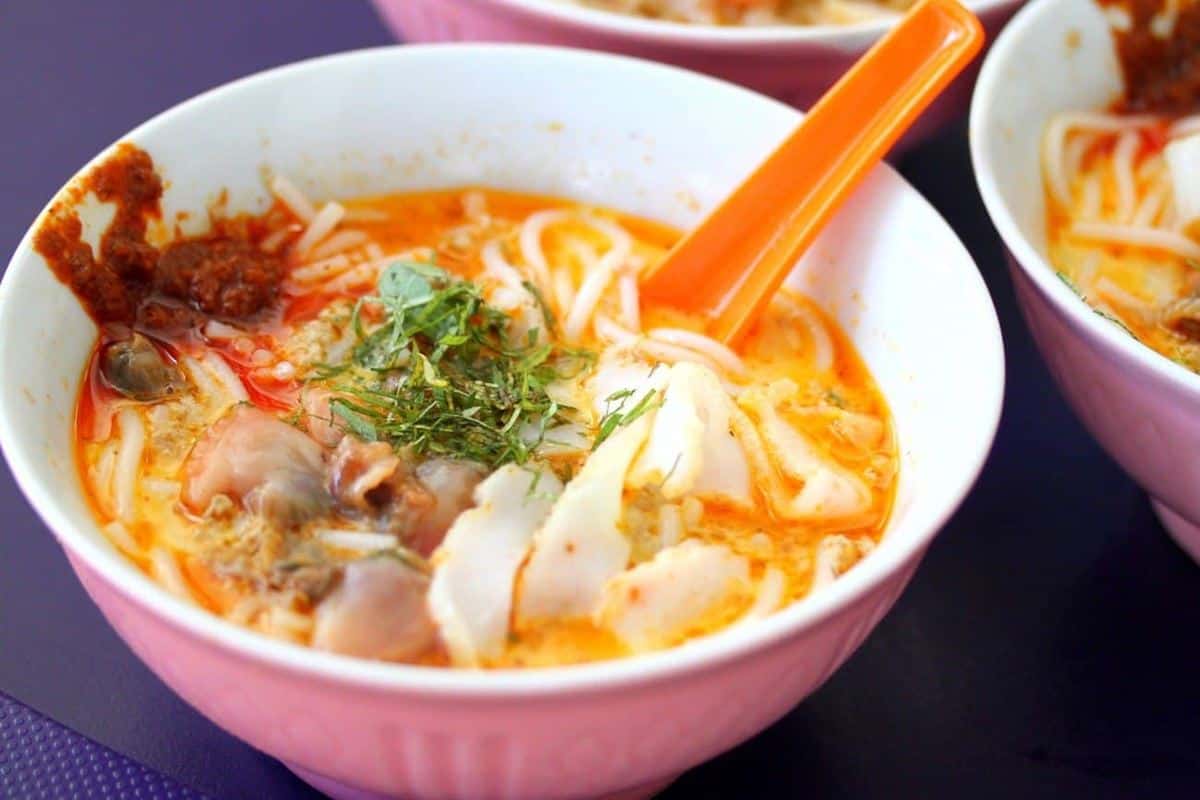1. Nasi Ayam Hainan, 2. Laksa, 3. Roti Prata, 4. Rojak, 5. Kaya Toast, 6. Hokkien Prawn Mie, 7. Mee Jawa, 8. Nasi Lemak, 9. Kari Kepala Ikan, 10. Chilli Crab (Kepiting Cabai)