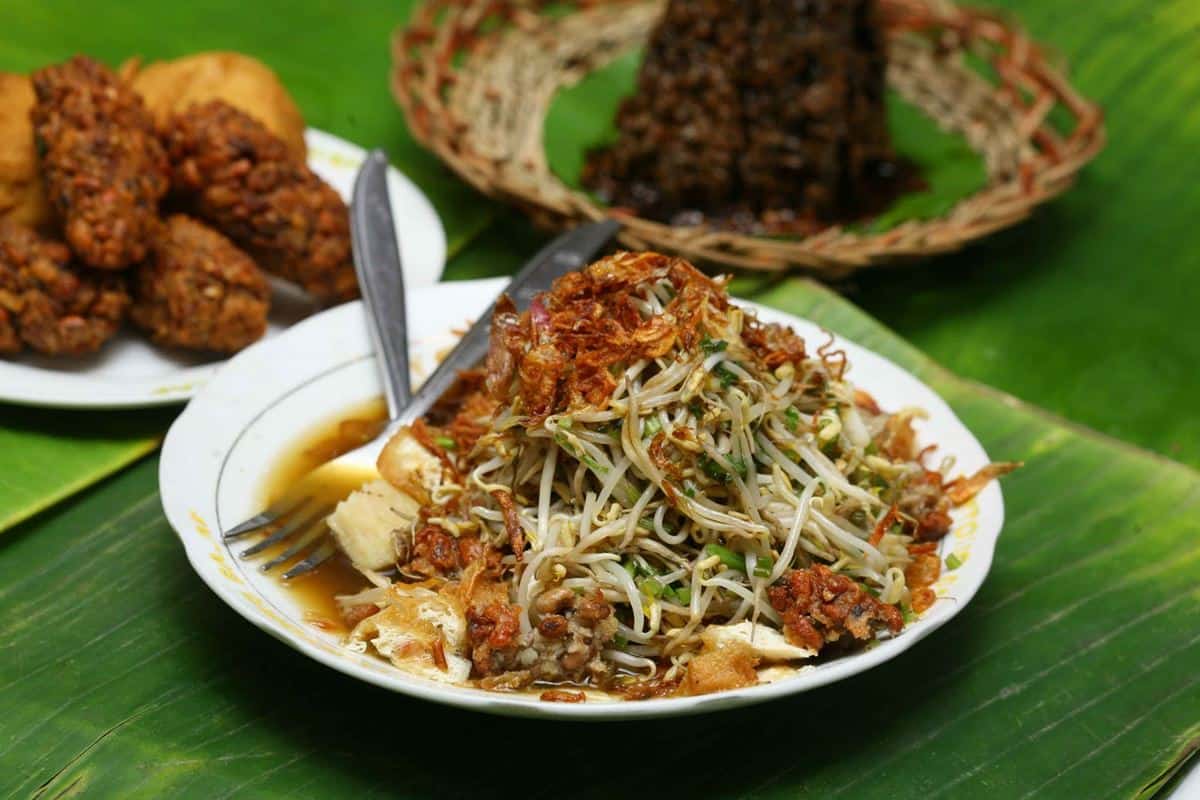 1. Rujak Cingur, 2. Lontong Kupang, 3. Semanggi, 4. Lontong Balap, 5. Tahu Tek, 6. Lontong Mie, 7. Rawon, 8. Tahu Campur, 9. Nasi Cumi, 10. Pecel