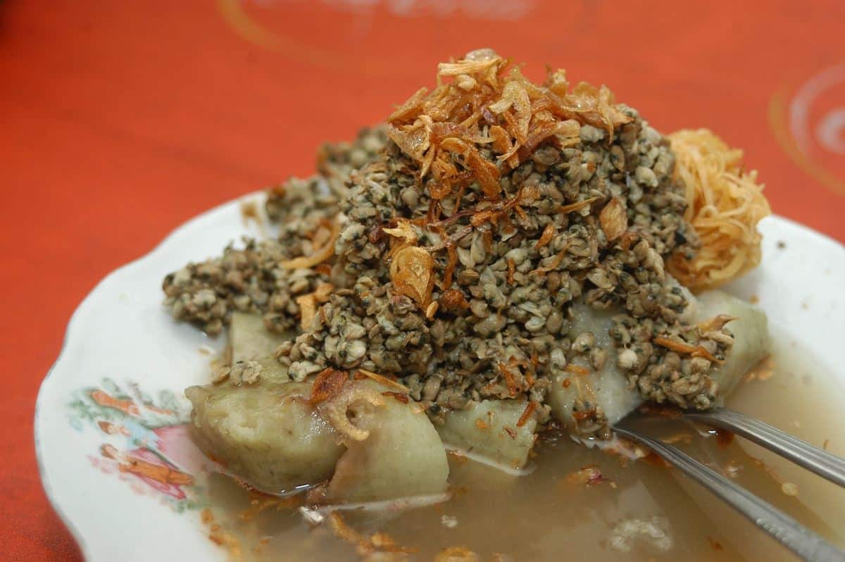 1. Rujak Cingur, 2. Lontong Kupang, 3. Semanggi, 4. Lontong Balap, 5. Tahu Tek, 6. Lontong Mie, 7. Rawon, 8. Tahu Campur, 9. Nasi Cumi, 10. Pecel