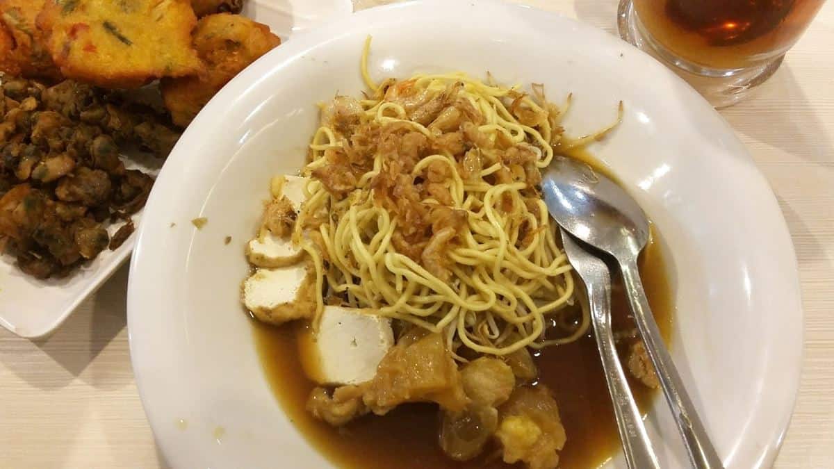 1. Rujak Cingur, 2. Lontong Kupang, 3. Semanggi, 4. Lontong Balap, 5. Tahu Tek, 6. Lontong Mie, 7. Rawon, 8. Tahu Campur, 9. Nasi Cumi, 10. Pecel