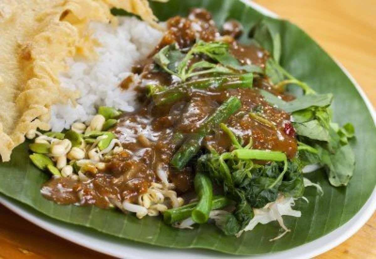 1. Rujak Cingur, 2. Lontong Kupang, 3. Semanggi, 4. Lontong Balap, 5. Tahu Tek, 6. Lontong Mie, 7. Rawon, 8. Tahu Campur, 9. Nasi Cumi, 10. Pecel