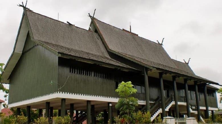 Rumah Adat Betang, 1. Bundaran Palangkaraya, 2. Tugu Soekarno, 3. Museum Balanga, 4. Rumah Adat Betang, 5. Taman Kota Palangkaraya, 6. Arboretum Nyaru Menteng Palangkaraya, 7. Taman Nasional Sebangau, 8. Taman Wisata Bukit Tangkiling, 9. Danau Tahai, 10. Jembatan Kahayan