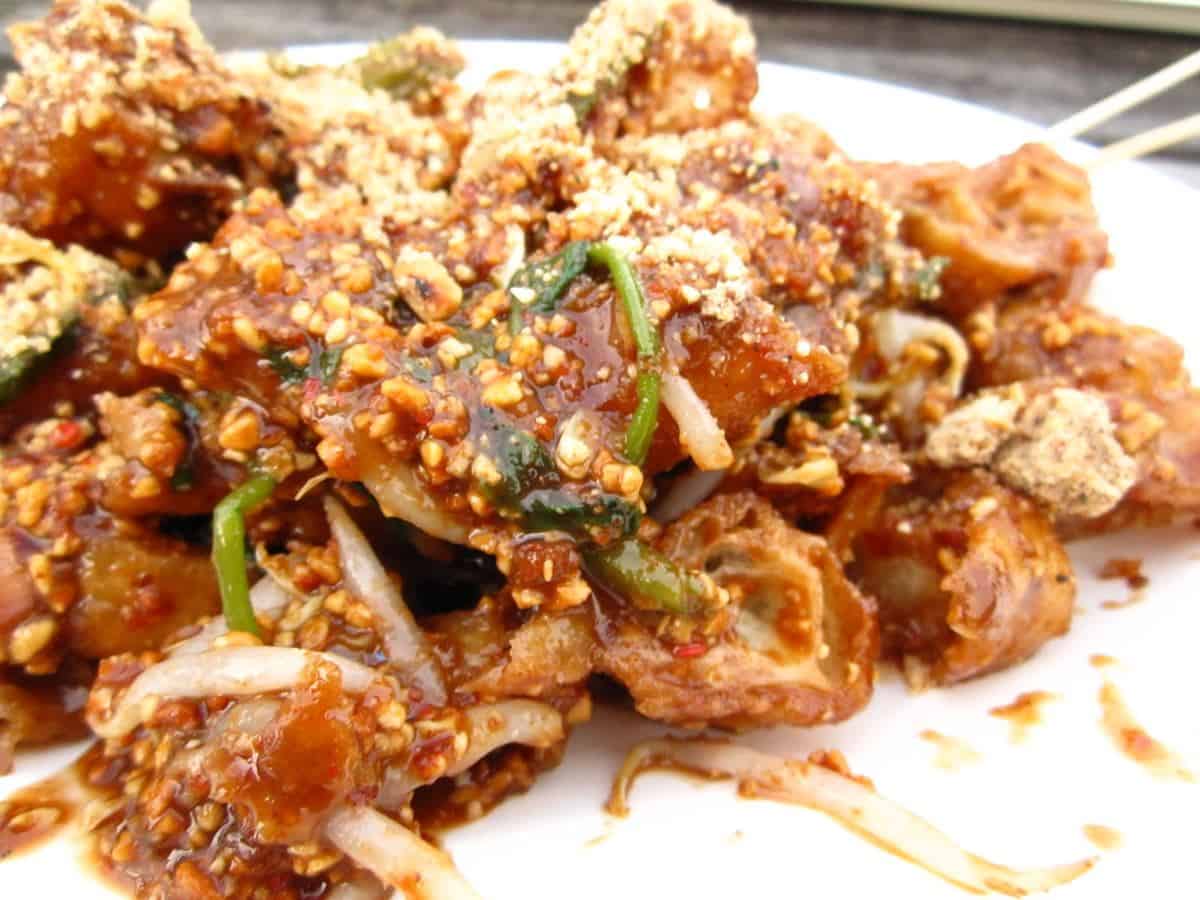 1. Nasi Ayam Hainan, 2. Laksa, 3. Roti Prata, 4. Rojak, 5. Kaya Toast, 6. Hokkien Prawn Mie, 7. Mee Jawa, 8. Nasi Lemak, 9. Kari Kepala Ikan, 10. Chilli Crab (Kepiting Cabai)