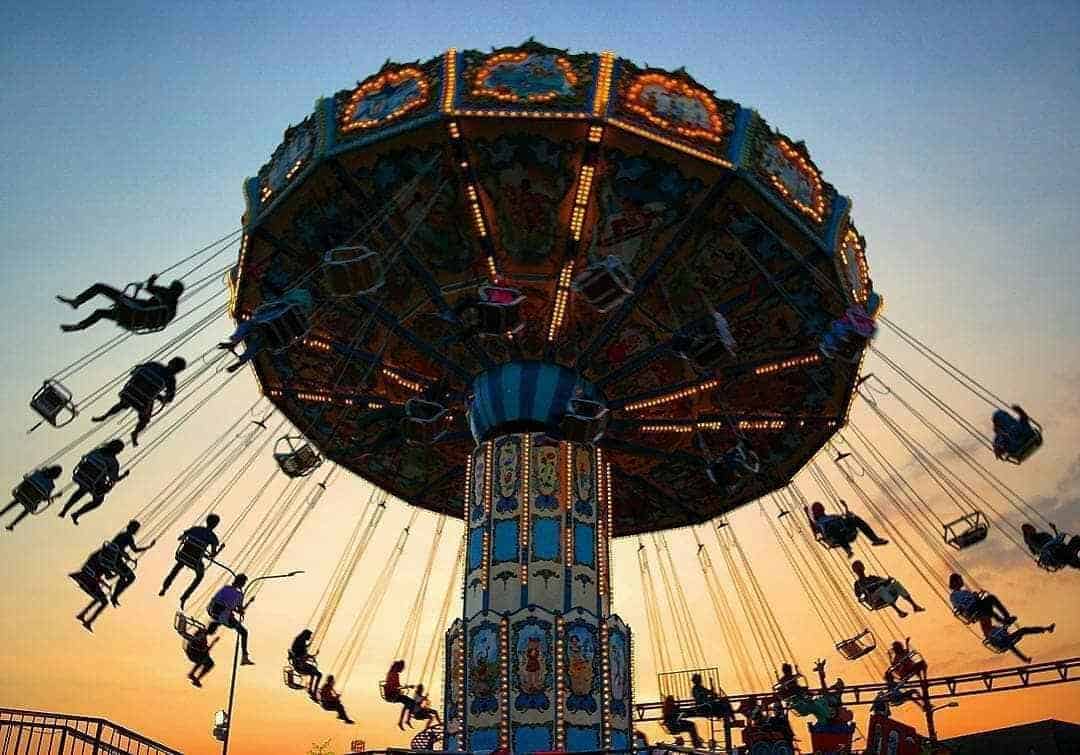 1. Kebun Binatang Surabaya, 2. Hutan Bambu Keputih, 3. Kenjeran Park (Kenpark), 4. Ciputra Waterpark, 5. Surabaya North Quay, 6. Monumen Kapal Selam, 7. Ekowisata Mangrove Wonorejo, 8. Suroboyo Carnival Park, 9. House of Sampoerna, 10. Museum Surabaya