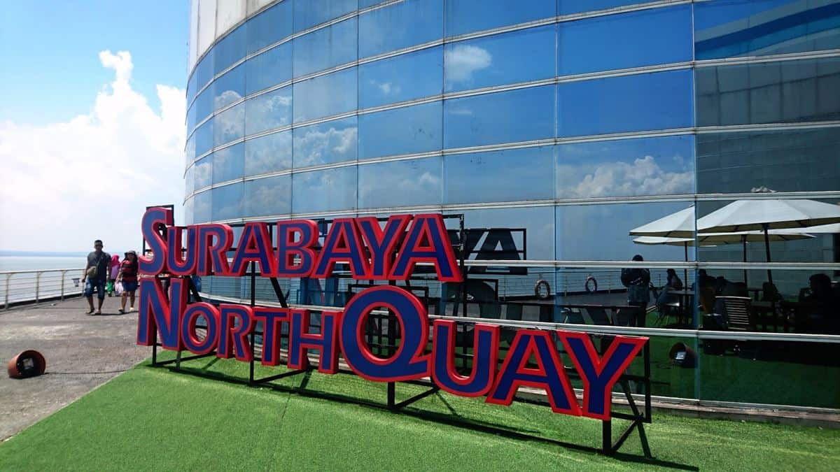 1. Kebun Binatang Surabaya, 2. Hutan Bambu Keputih, 3. Kenjeran Park (Kenpark), 4. Ciputra Waterpark, 5. Surabaya North Quay, 6. Monumen Kapal Selam, 7. Ekowisata Mangrove Wonorejo, 8. Suroboyo Carnival Park, 9. House of Sampoerna, 10. Museum Surabaya