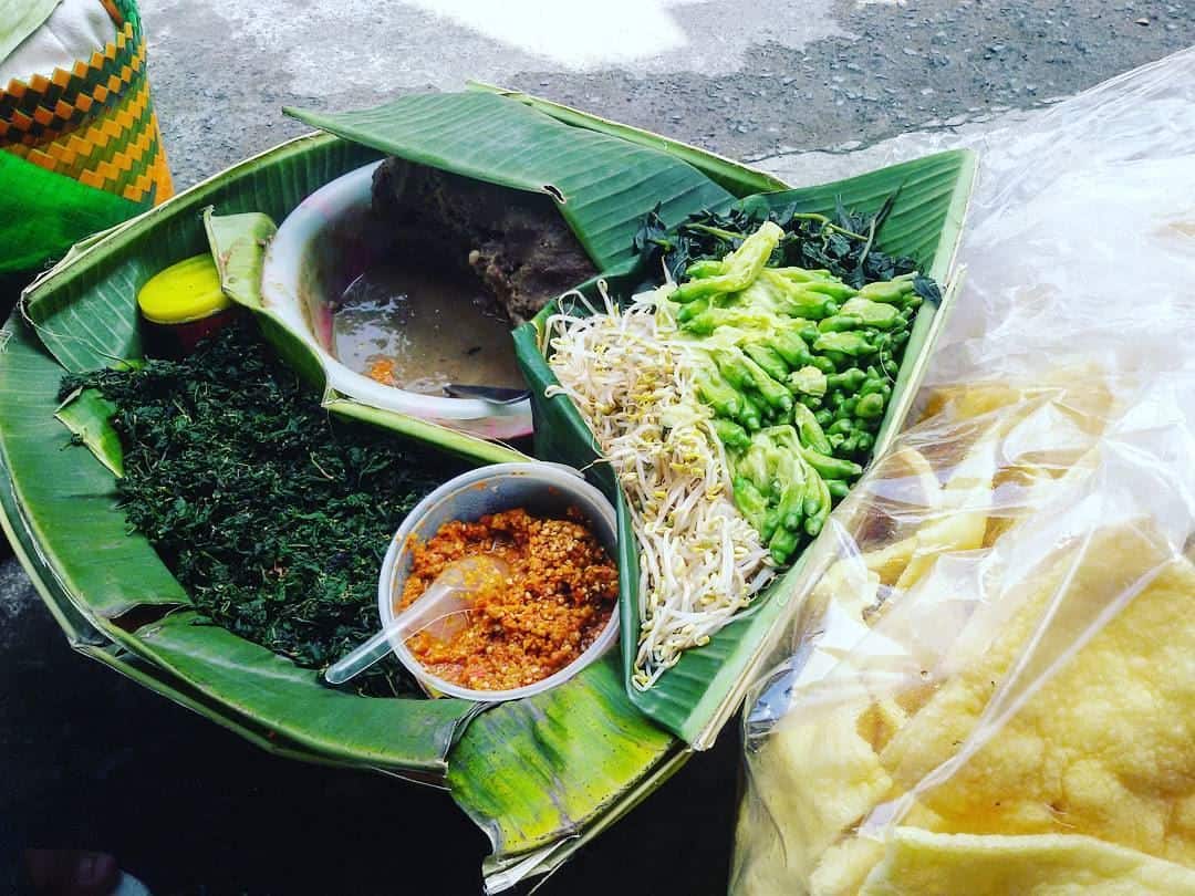 1. Rujak Cingur, 2. Lontong Kupang, 3. Semanggi, 4. Lontong Balap, 5. Tahu Tek, 6. Lontong Mie, 7. Rawon, 8. Tahu Campur, 9. Nasi Cumi, 10. Pecel