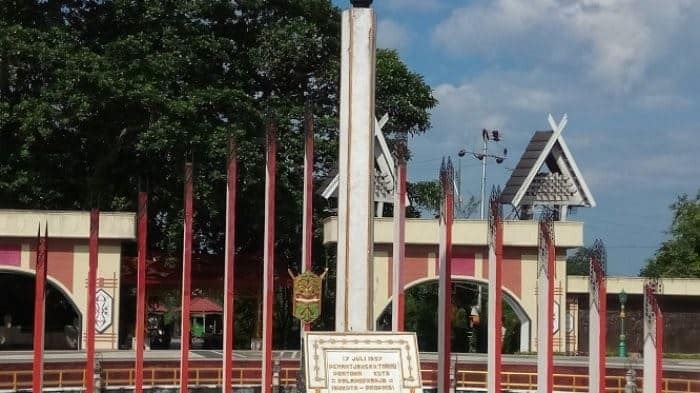 Tugu Soekarno, 1. Bundaran Palangkaraya, 2. Tugu Soekarno, 3. Museum Balanga, 4. Rumah Adat Betang, 5. Taman Kota Palangkaraya, 6. Arboretum Nyaru Menteng Palangkaraya, 7. Taman Nasional Sebangau, 8. Taman Wisata Bukit Tangkiling, 9. Danau Tahai, 10. Jembatan Kahayan