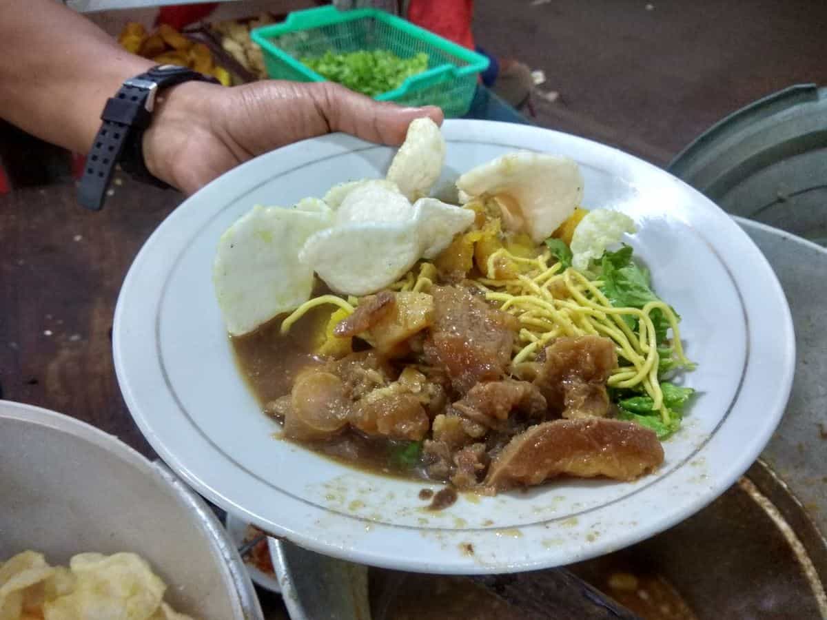 1. Rujak Cingur, 2. Lontong Kupang, 3. Semanggi, 4. Lontong Balap, 5. Tahu Tek, 6. Lontong Mie, 7. Rawon, 8. Tahu Campur, 9. Nasi Cumi, 10. Pecel