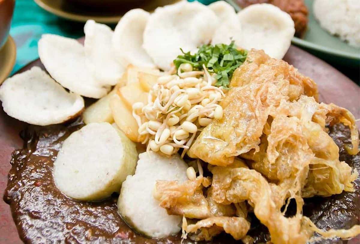 1. Rujak Cingur, 2. Lontong Kupang, 3. Semanggi, 4. Lontong Balap, 5. Tahu Tek, 6. Lontong Mie, 7. Rawon, 8. Tahu Campur, 9. Nasi Cumi, 10. Pecel