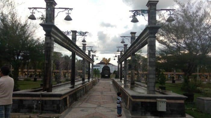 Taman Kota Palangkaraya, 1. Bundaran Palangkaraya, 2. Tugu Soekarno, 3. Museum Balanga, 4. Rumah Adat Betang, 5. Taman Kota Palangkaraya, 6. Arboretum Nyaru Menteng Palangkaraya, 7. Taman Nasional Sebangau, 8. Taman Wisata Bukit Tangkiling, 9. Danau Tahai, 10. Jembatan Kahayan