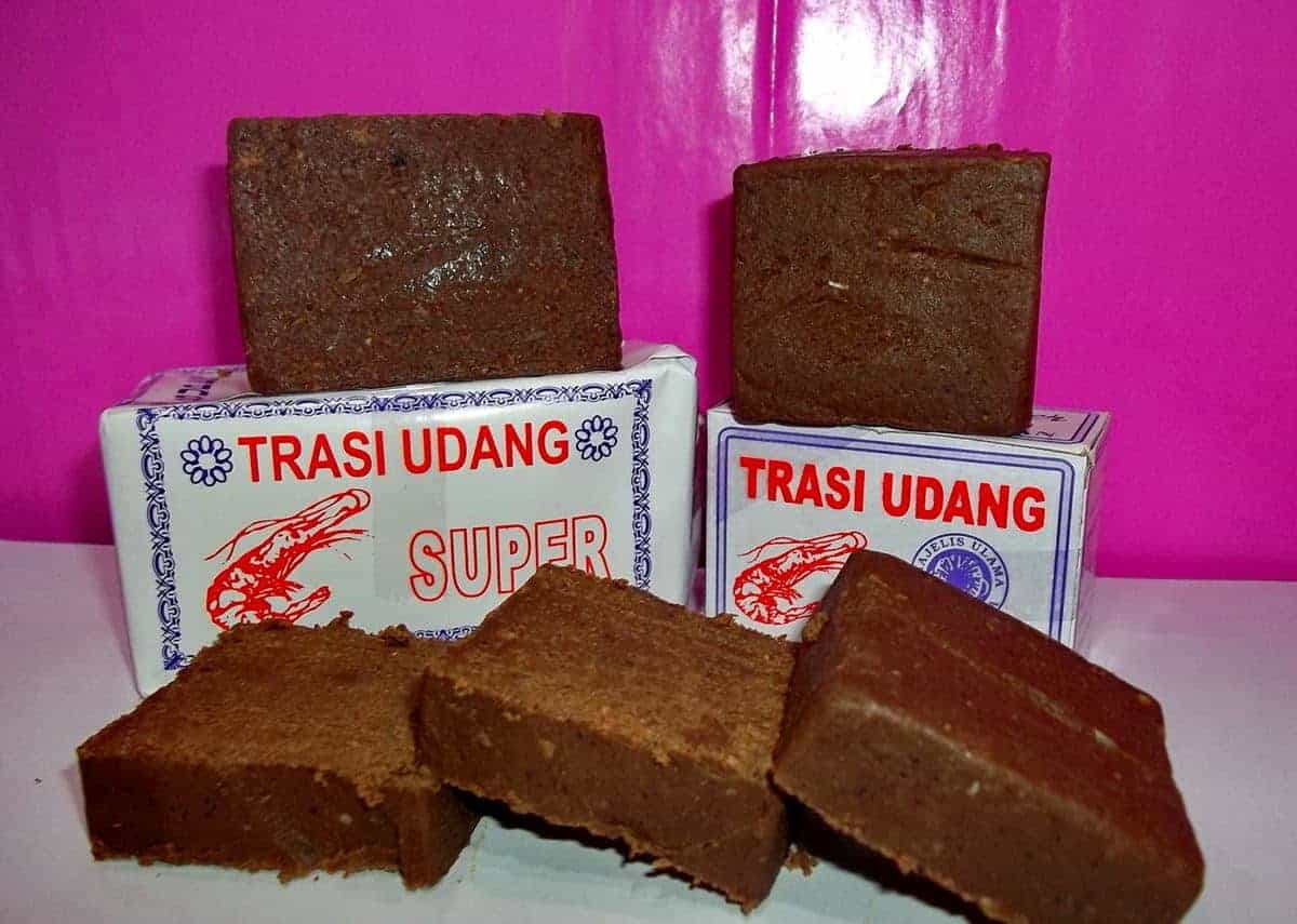1. Kerupuk Melarat, 2. Terasi Udang, 3. Tape Ketan, 4. Emping Bumbu, 5. Kerupuk Lambak, 6. Rengginang, 7. Kue Gapit, 8. Sirup Tjampolay, 9. Sirup Jeniper, 10. Batik Cirebon