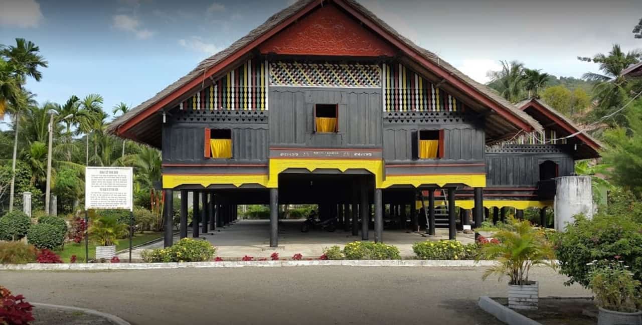 tempat wisata di banda aceh rumah cut nyak dien, 1. Rumah Cut Nyak Dhien, 2. Museum Aceh, 3. Hutan Kota BNI Banda Aceh, 4. Taman Putroe Phang, 5. Monumen Pesawat Seulawah 001, 6. PLTD Apung, 7. Museum Tsunami Aceh