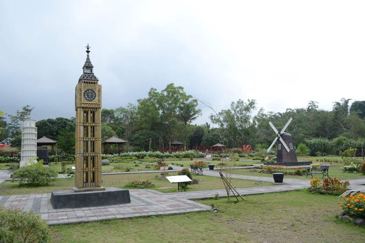Merapi Park, 1. Jalan Malioboro, 2. Keraton Yogyakarta, 3. Candi Prambanan, 4. Kampung Wisata Taman Sari, 5. Pantai Parangtritis, 6. Merapi Park, 7. Situs Ratu Boko, 8. Hutan Pinus Mangunan Dlingo, 9. Kebun Teh Nglinggo, 10. Kebun Binatang Gembira Loka