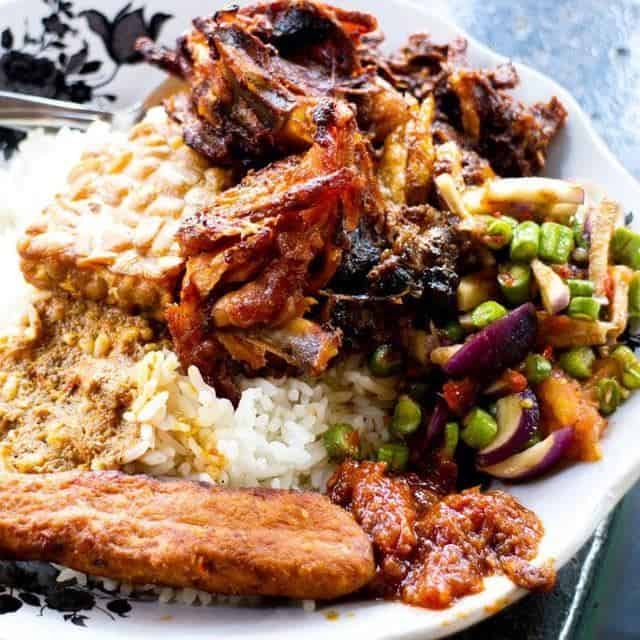 Nasi Campur, 1. Ayam Taliwang, 2. Nasi Balap Puyung, 3. Nasi Campur, 4. Sate Rembiga, 5. Plecing Kangkung, 7. Sate Bulayak, 8. Bebalung, 9. Lupis, 10. Beberuk Terong