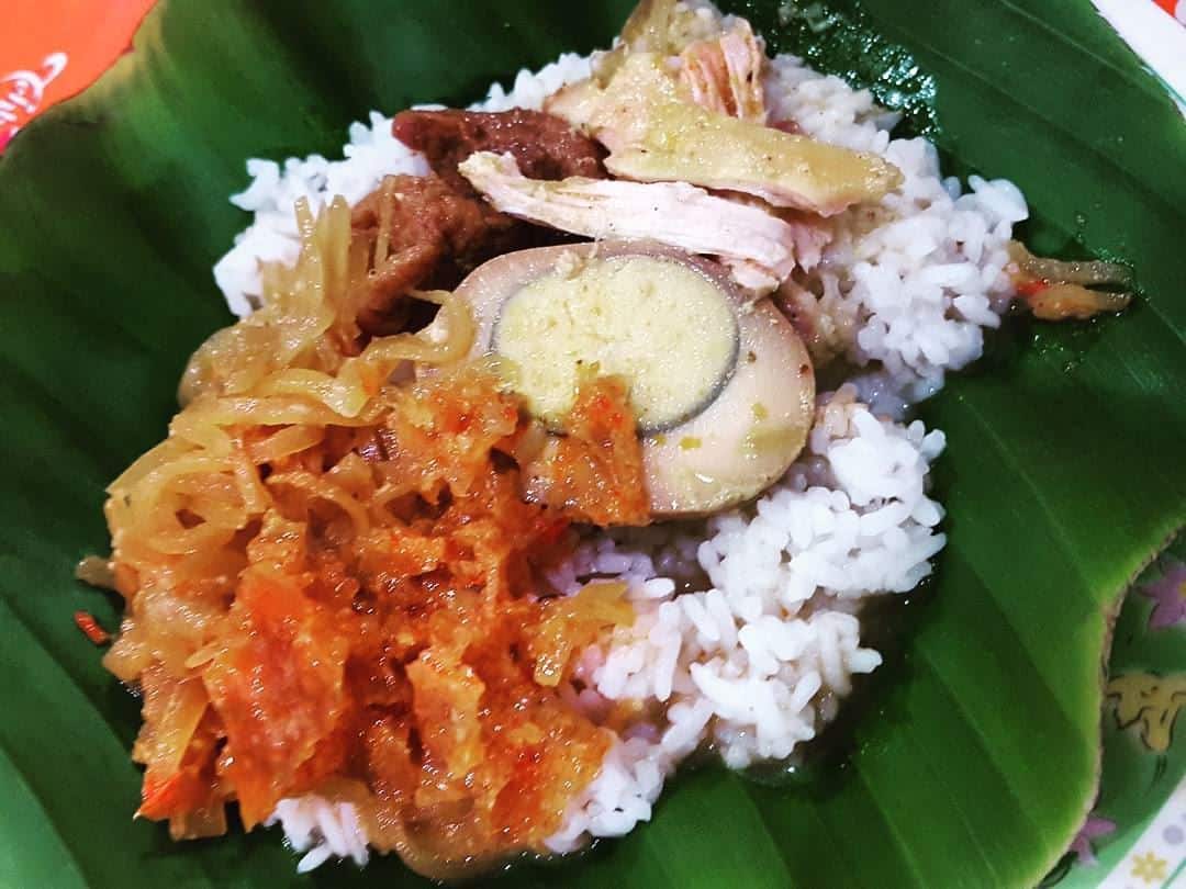 Nasi Ayam, 1. Lumpia Semarang, 2. Bandeng Presto, 3. Nasi Goreng Babat Gongso, 4. Nasi Ayam, 5. Tahu Gimbal, 6. Soto Bangkong, 7. Nasi Pindang, 8. Garang Asem, 9. Mie Kopyok, 10. Pisang Plenet