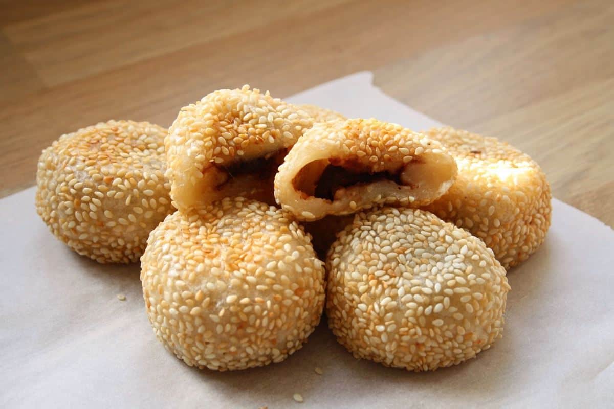 Onde-onde Kacang Merah, 1. Soto Dok, 2. Nasi Kikil (Sego Pincuk), 3. Pecel Rengkek, 4. Tahu Pong Gloria, 5. Ketan Merdeka, 6. Sego Sadhukan, 7. Onde-onde Kacang Merah, 8. Sop Buntut Bakar, 9. Es Degdur, 10. Sate Ringin Contong