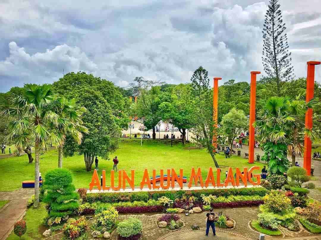 Alun-alun Kota Malang, 1. Perjalanan Ke Malang, 2. Pilih Penginapan Dekat Tempat Wisata, 3. Transportasi Saat Di Malang, 4. Menikmati Wisata Petik Apel, 5. Kunjungi Objek Wisata Populer, 6. Sempatkan untuk Wisata Gratis dan Menyenangkan, 7. Cicipi Kuliner Khas Malang, 8. Belanja Oleh-Oleh Murah, 9. Bawa Baju Hangat
