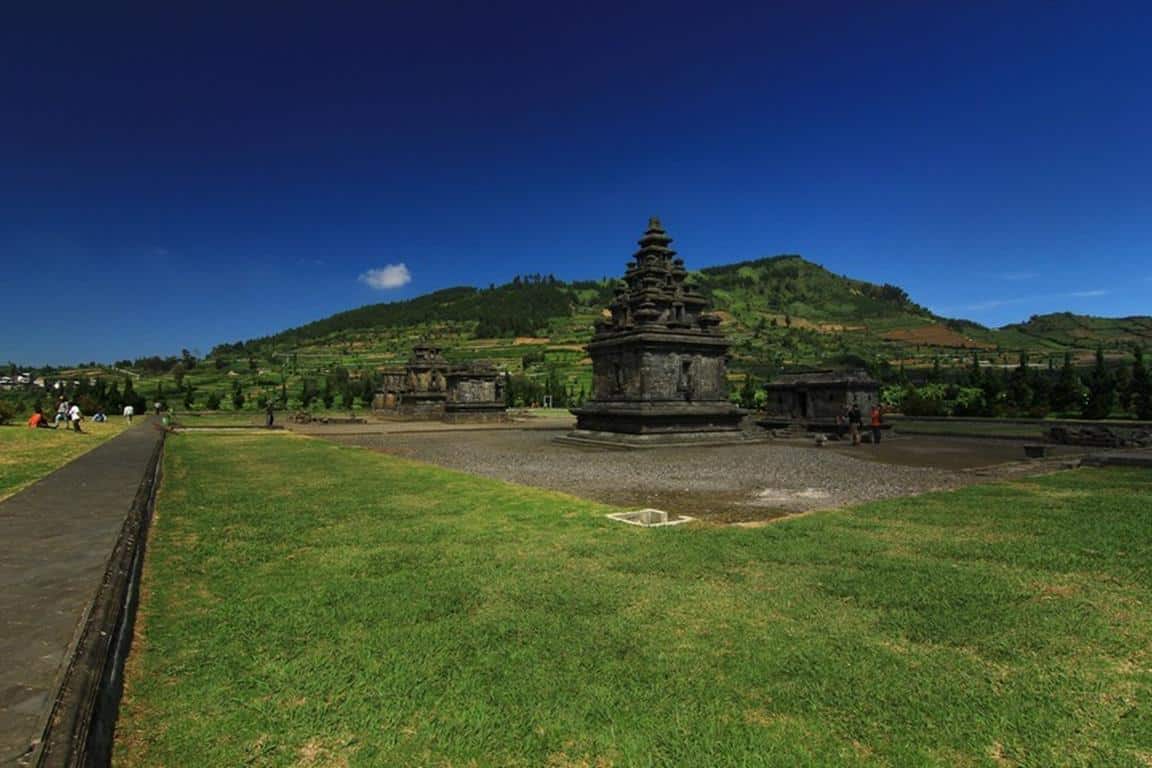 Candi Dieng, 1. Bukit Sikunir, 2. Lembah Seroja, 3. Telaga Menjer, 4. Bukit Sidengkeng, 5. Padang Savana Dieng, 6. Telaga Warna, 7. Batu Ratapan Angin, 8. Candi Dieng, 9. Kawah Sikidang, 10. Gunung Prau