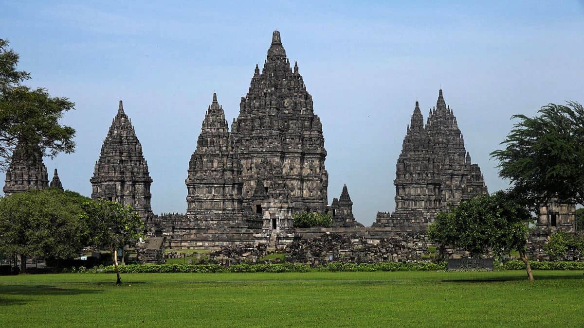 Candi Prambanan, 1. Jalan Malioboro, 2. Keraton Yogyakarta, 3. Candi Prambanan, 4. Kampung Wisata Taman Sari, 5. Pantai Parangtritis, 6. Merapi Park, 7. Situs Ratu Boko, 8. Hutan Pinus Mangunan Dlingo, 9. Kebun Teh Nglinggo, 10. Kebun Binatang Gembira Loka