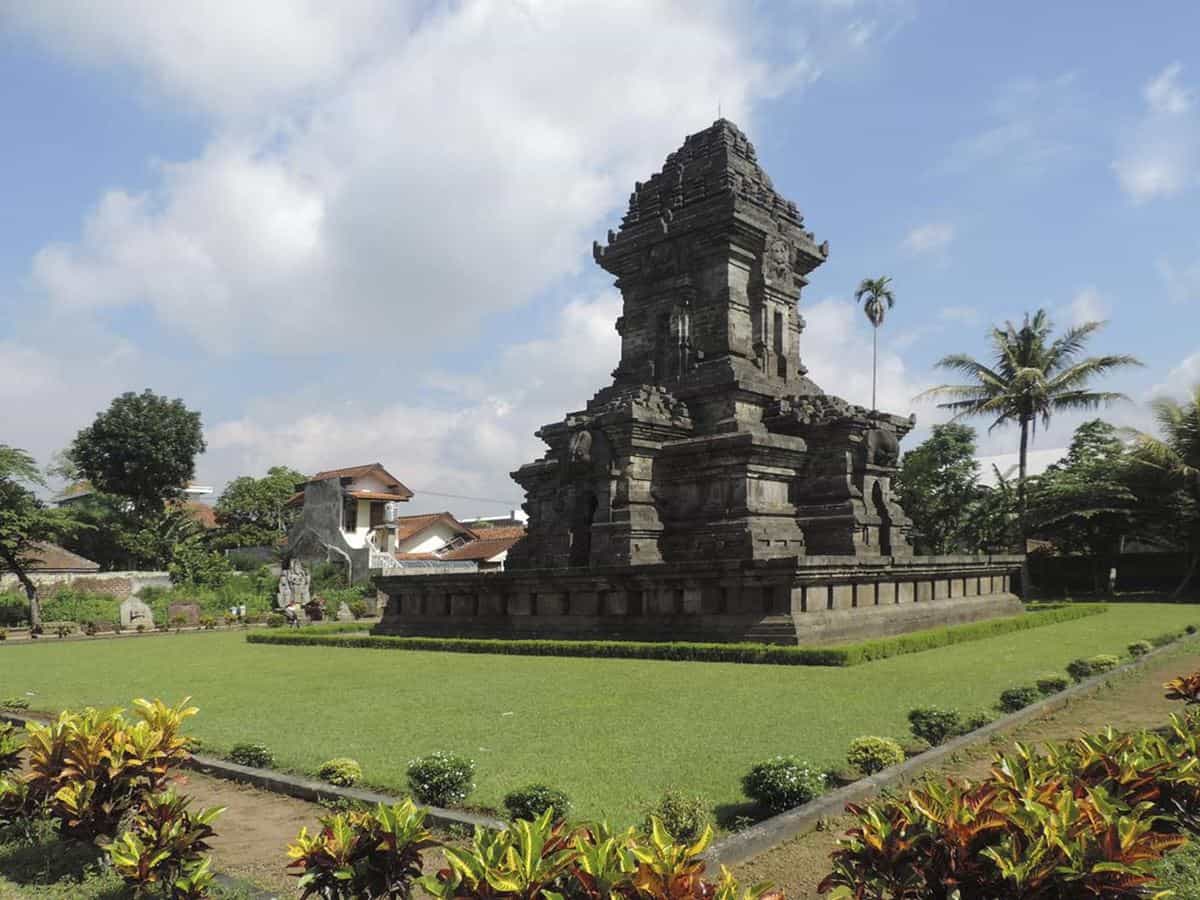 Candi Singosari, 1. Mata Air Sumber Sirah, 2. Candi Singosari, 3. Pantai Ngliyep, 4. Hawai Waterpark, 5. Brawijaya Edupark, 6. Banyu Anjlok, 7. Alun-alun Kota Malang, 8. Kebun Teh Wonosari, 9. Pantai Tiga Warna, 10. Pantai Goa Cina