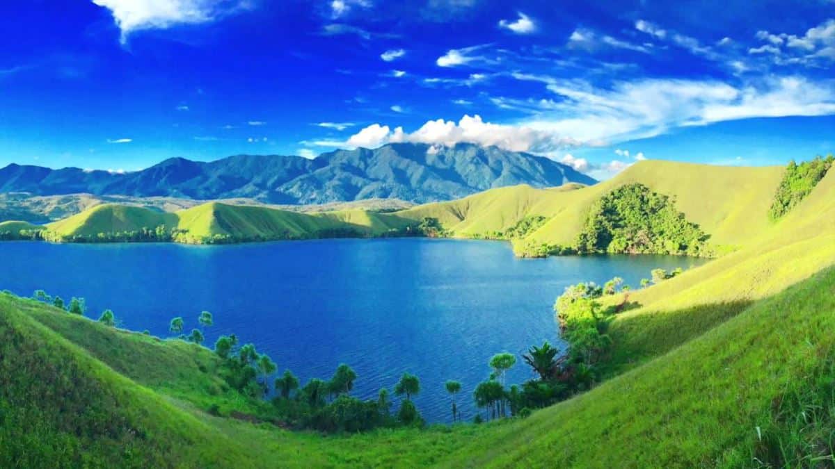 1. Danau Sentani, 2. Bukit Teletubbies, 3. Teluk Youtefa, 4. Pantai Holtekamp, 5. Danau Imfote, 6. Pantai Pasir 6 Angkasa, 7. Kali Biru Genyem, 8. Pantai Yakoba, 9. Skouw
