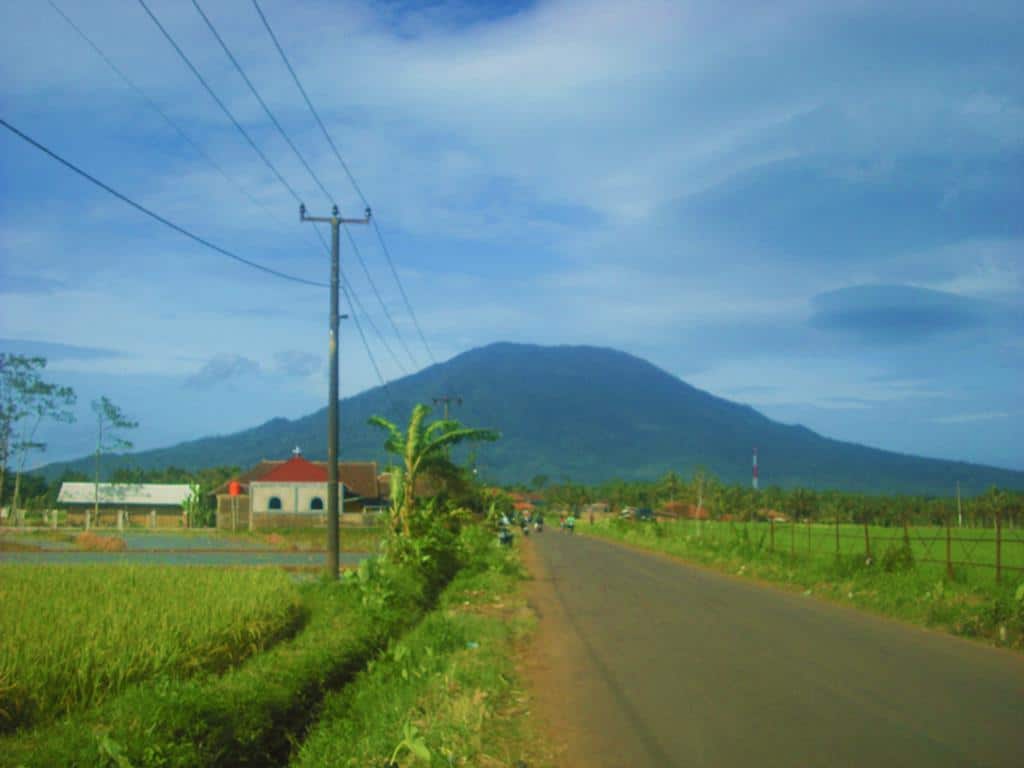 Gunung Karang, 1. Pulau Peucang, 2. Pantai Sawarna, 3. Tanjung Lesung, 4. Gunung Karang, 5. Wisata Budaya Baduy, 6. Pulau Umang, 7. Gunung Pulosari, 8. Telaga Biru Cisoka, 9. Pulau Sangiang