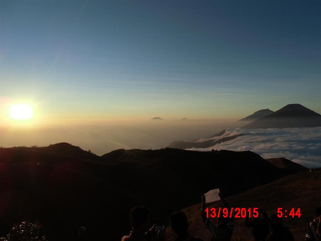 Gunung Prau, 1. Bukit Sikunir, 2. Lembah Seroja, 3. Telaga Menjer, 4. Bukit Sidengkeng, 5. Padang Savana Dieng, 6. Telaga Warna, 7. Batu Ratapan Angin, 8. Candi Dieng, 9. Kawah Sikidang, 10. Gunung Prau