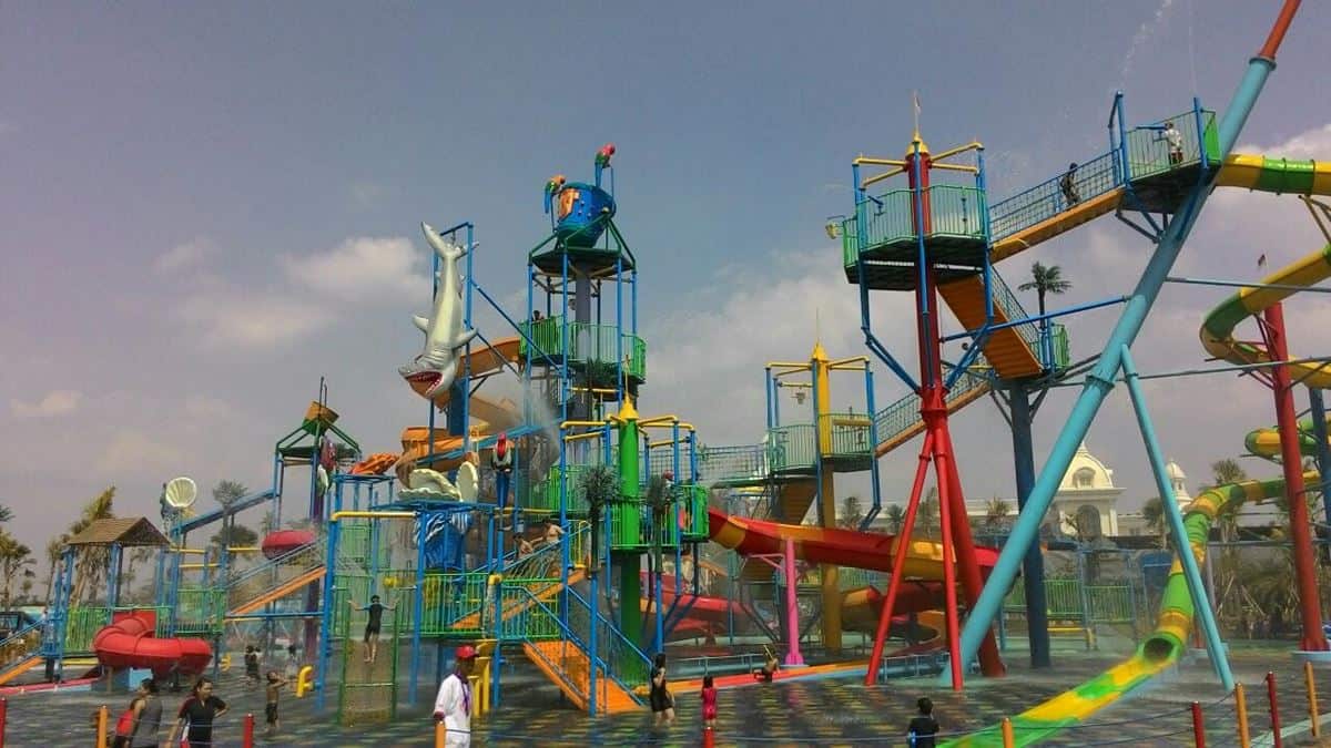 Hawai Waterpark, 1. Mata Air Sumber Sirah, 2. Candi Singosari, 3. Pantai Ngliyep, 4. Hawai Waterpark, 5. Brawijaya Edupark, 6. Banyu Anjlok, 7. Alun-alun Kota Malang, 8. Kebun Teh Wonosari, 9. Pantai Tiga Warna, 10. Pantai Goa Cina