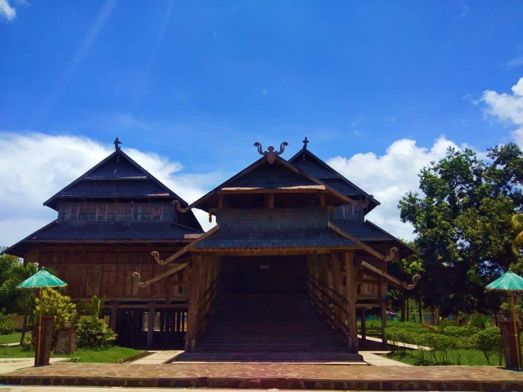 Istana Dalam Loka, 1. Pulau Kenawa, 2. Pulau Bungin, 3. Bukit Mantar, 4. Istana Dalam Loka, 5. Pantai Maluk, 6. Pulau Satonda, 7. Tanjung Menangis, 8. Air Terjun Kalela, 9. Pulau Moyo, 10. Pantai Kertasari