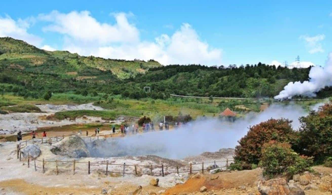 Kawah Sikidang, 1. Bukit Sikunir, 2. Lembah Seroja, 3. Telaga Menjer, 4. Bukit Sidengkeng, 5. Padang Savana Dieng, 6. Telaga Warna, 7. Batu Ratapan Angin, 8. Candi Dieng, 9. Kawah Sikidang, 10. Gunung Prau