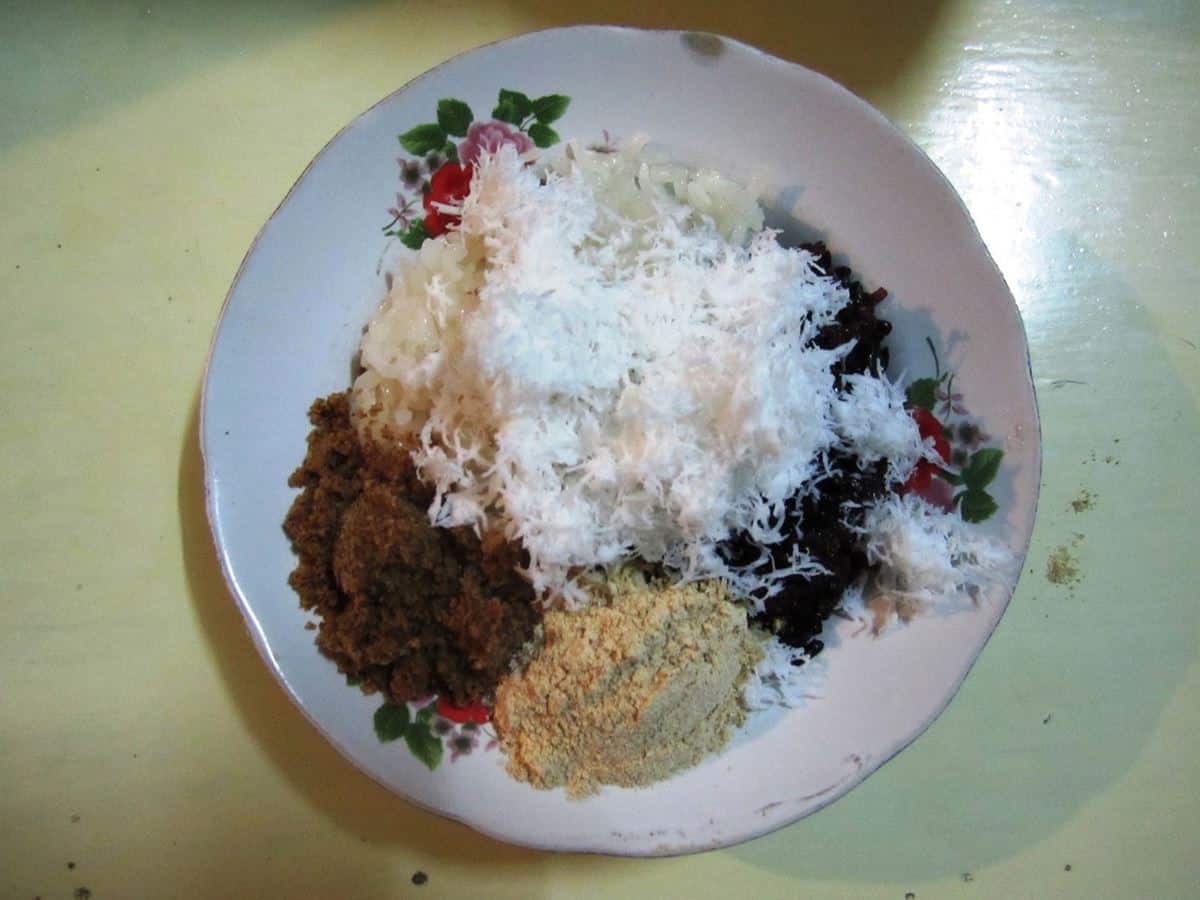 Ketan Merdeka, 1. Soto Dok, 2. Nasi Kikil (Sego Pincuk), 3. Pecel Rengkek, 4. Tahu Pong Gloria, 5. Ketan Merdeka, 6. Sego Sadhukan, 7. Onde-onde Kacang Merah, 8. Sop Buntut Bakar, 9. Es Degdur, 10. Sate Ringin Contong
