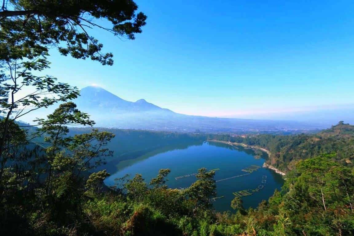Lembah Seroja, 1. Bukit Sikunir, 2. Lembah Seroja, 3. Telaga Menjer, 4. Bukit Sidengkeng, 5. Padang Savana Dieng, 6. Telaga Warna, 7. Batu Ratapan Angin, 8. Candi Dieng, 9. Kawah Sikidang, 10. Gunung Prau