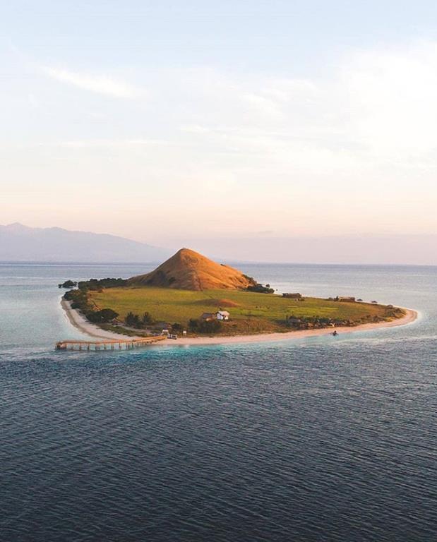 Pulau Kenawa, 1. Pulau Kenawa, 2. Pulau Bungin, 3. Bukit Mantar, 4. Istana Dalam Loka, 5. Pantai Maluk, 6. Pulau Satonda, 7. Tanjung Menangis, 8. Air Terjun Kalela, 9. Pulau Moyo, 10. Pantai Kertasari