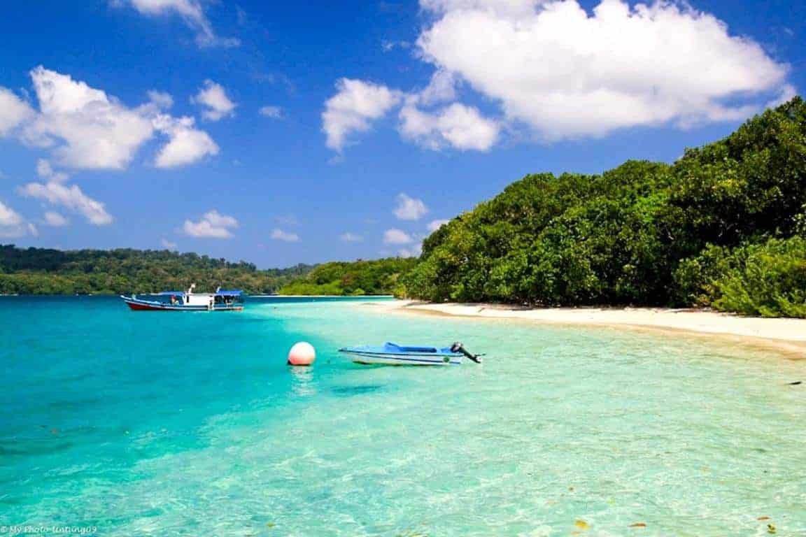 Pulau Peucang, 1. Pulau Peucang, 2. Pantai Sawarna, 3. Tanjung Lesung, 4. Gunung Karang, 5. Wisata Budaya Baduy, 6. Pulau Umang, 7. Gunung Pulosari, 8. Telaga Biru Cisoka, 9. Pulau Sangiang